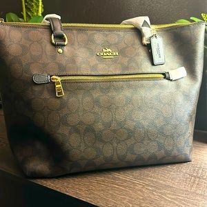 Brand New SIG gallery TOTE. Brand (Coach)